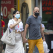 La pareja paseó cogida de la mano por Madrid.