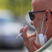No debe fumarse en la calle si no existe la distancia de seguridad necesaria.