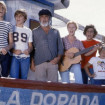 Parte del elenco de 'Verano azul' en el famoso barco de Chanquete.