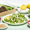 Ensalada de calabacines y judías verdes con almendras y salsa de yogur