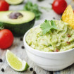 Prepara un guacamole en casa exquisito con estos prácticos consejos. 