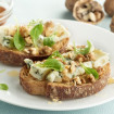 tostas-de-roquefort-con-nueces-y-miel