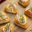 receta-canapes-pronto-tostaditas-de-salmon-gulas-y-eneldo