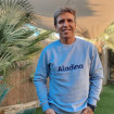 El Cordobés posa con una sudadera de la Fundación solidaria Aladina.