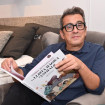 Andreu Buenafuente posa orgulloso con su libro. 