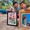 Fran y Víctor, posando con sus respectivos discos. 