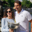 Nadal celebró su Roland Garros posando con su esposa, Mery Perelló, otro de sus grandes apoyos en su carrera, desde que empezaron a salir en el 2005.