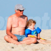 Richard Gere estuvo muy pendiente de sus hijos durante su jornada playera. 