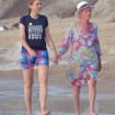 cristina de borbon con su suegra en la playa