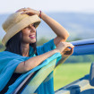 chica con un gorro en la cabeza al lado de su coche