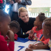 La mujer del príncipe Alberto de Mónaco con algunos niños en una escuela sudafricana.