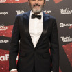 fernando tejero vestido de esmoquin ante un photocall