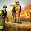 bomberos combatiendo el fuego
