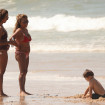 Las hermanas Flores con Noah, a la orilla de la playa