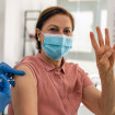 mujer recibiendo cuarta dosis vacuna covid