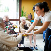 Ancianas con alzheimer cuidados en residencia