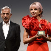 Victoria Abril recibe un premio de Imanol Arias