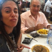 Anabel Pantoja en una imagen con su padre Bernardo en un restaurante