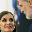 Letizia mira atentamente a su marido, el rey Felipe VI.