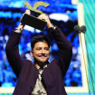 Manuel Carrasco levantando un premio Ondas