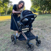 Anna Simon, con el carrito de su bebé.