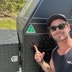 Chris Hemsworth posa, feliz, ante su gran caravana.