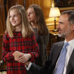 Felipe VI, en una imagen de archivo, agarrando la mano de su hija Leonor.