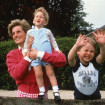 Lady Di jugando con sus hijos Harry y Guillermo.