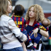 La cantante colombiana Shakira (d) y sus dos hijos, Milan y Sasha, momentos antes de empezar el partido de fútbol entre el FC Barcelona y el Valencia FC disputado esta tarde en el Camp Nou, en Barcelona