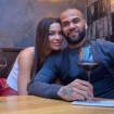 Dani Alves tomando una copa de vino con su mujer Joana