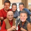 Mona Harris seguidora de 102 años de David Beckham en una fiesta en su residencia
