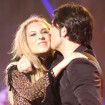 David Bustamante besando a Gisela en la mejilla sobre un escenario.