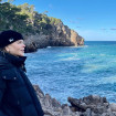 Nicole Kideman mirando al mar en Mallorca.
