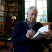 Mario Vargas Llosa en casa de Isabel Preysler firmando un libro.