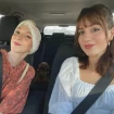 Emi junto a su hermana Elena Huelva dentro de un coche.