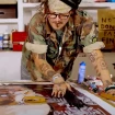 Johnny Depp pintando un cuadro.