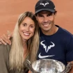 Rafa Nadal y Maribel, sosteniendo un trofeo del tenista. Imagen de redes sociales.
