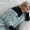 Teresa Rabal recostada en un sofá.