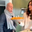 Bruce Willis soplando velas.