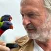 Sam Neill cuidando de sus pájaros.