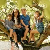 Kate Middleton con sus hijos subidos en un árbol.