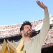 Gerard Piqué saludando en el Camp Nou con la copa de la King's League