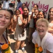 Ana Duato con su hija María y un grupo de niñas en la India.