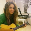 Shakira tocando y cantando en un estudio de música