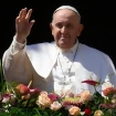 Papa Francisco saludando desde un valcón.
