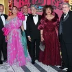 Manel Dalgó posando junto a Isabel Pantoja y otros famosos en un acto benéfico.