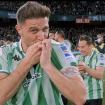 Joaquín besa el escudo del Betis.