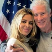 Alejandra Silva y Richard Gere posando juntos.