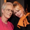 Melanie Griffith y Jamie Lee Curtis, abrazadas.