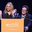 Michael J. Fox con su mujer dando una conferencia de su fundación